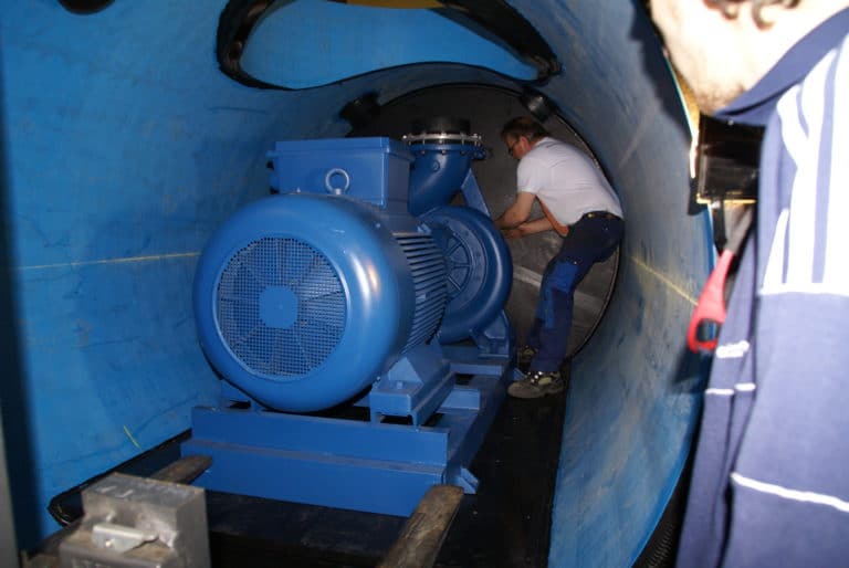 End suction pump 130Kw installed in floating tank